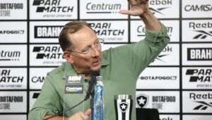 John Textor, dono da SAF do Botafogo, demitiu Renato Paiva após derrota no Mundial de Clubes. 