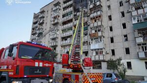 Bombeiros apagam incêndio em um prédio residencial após um ataque russo na cidade de Smila, região de Cherkasy, em meio à invasão russa da Ucrânia, em 29 de junho de 2025. 