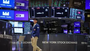 Bolsas de NY fecham em alta, em sessão volátil de olho em tensões, e com alívio após ataques