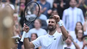 Djokovic bate compatriota, alcança a 100ª vitória em Wimbledon e avança às oitavas de final