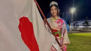 Mariáh Arakaki, Miss Nikkey MS 2025, participa de cerimônia com traje tradicional e bandeira do Japão