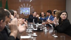 O governador Eduardo Riedel recebeu o prefeito de Itaquiraí, Thalles Tomazelli, para definir os projetos contemplados pelo MS Ativo