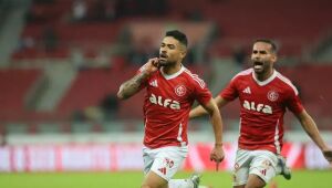 Internacional marca nos acréscimos, supera Vitória e quebra jejum de 6 jogos no Brasileiro