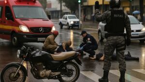 Acidente entre moto e pedestre deixa dois feridos no centro de Campo Grande.