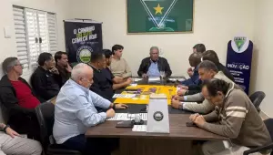 Dirigentes de clubes e membros da FFMS durante reunião que definiu a Série B do Campeonato Estadual de 2025.