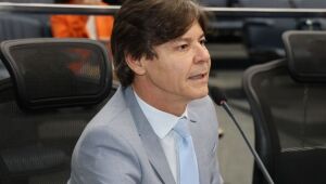 Calçada em torno de escola municipal vai ajudar a reduzir acúmulo de lixo e água, diz deputado