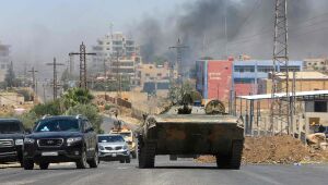 Imagem desta terça-feira, 15, mostra um tanque do Exército sírio na cidade de Sweida após combates entre drusos e beduínos. Envios das tropas provocou ataques de Israel, que busca manter militares sírios afastados da fronteira israelense 