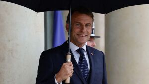 O presidente da França, Emmanuel Macron, durante encontro com o premiê do Líbano no Palácio do Eliseu em Paris