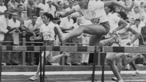 Atleta brasileira Wanda dos Santos salta, durante prova de atletismo em São Paulo, SP, 02/5/1961.