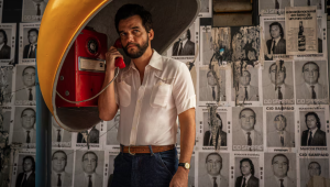 'O Agente Secreto' é um thriller ambientado no Brasil de 1977. Na trama, Marcelo (Wagner Moura) é um especialista em tecnologia que foge de um passado misterioso e volta ao Recife em busca de paz. 