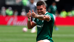 Paulinho comemora gol do Palmeiras no Mundial de Clubees.