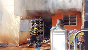 Bombeiros controlaram incêndio em apartamento de Três Lagoas após curto-circuito causado por extensão ligada a carregador de celular