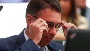 Senador nega que seus aliados comemorem as sanções. 