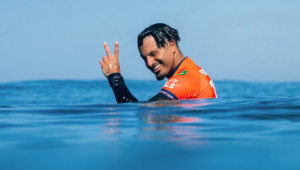 Italo Ferreira avançou às oitavas de final na etapa de Jeffreys Bay, na África do Sul.