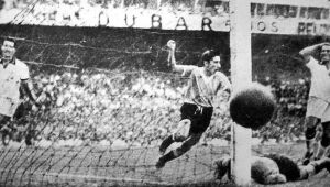 Apesar de sair na frente, O Uruguai virou para 2 a 1 com gols de Schiaffino e Ghiggia, que calou o estádio do Maracanã em episódio relembrado até hoje como 