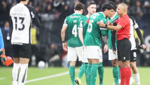 Gol de Maurício é anulado por impedimento no clássico, e decisão do VAR gera críticas de Abel Ferreira e repercussão nas redes.