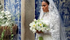 Maria de Fátima (Bella Campos) entra sozinha na igreja para se casar com Afonso (Humberto Carrão) 