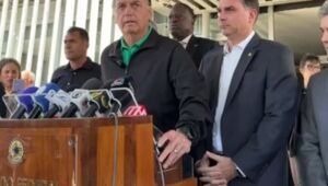 Jair Bolsonaro em coletiva de imprensa ao lado do filho, Flávio Bolsonaro