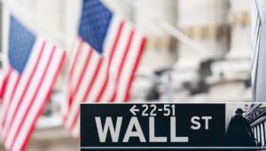 Wall Street fecha sem direção única; tecnologia sustenta ganhos do Nasdaq e S&P 500