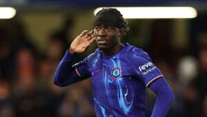 Jogador de 23 anos assina contrato de seis anos e chega para reforçar o setor ofensivo dos Gunners