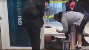 Passageiro bloqueia portão de embarque e causa confusão no Aeroporto Internacional de SP, em Guarulhos 