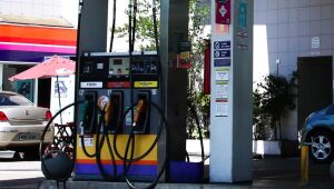 Gasolina tem custado, em média, R$6,23 por litro no Brasil