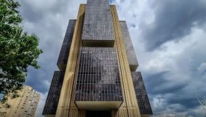 Juros médios ficam em 31,5% ao ano em junho; rotativo do cartão ainda ultrapassa 440%.