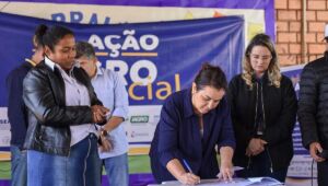 Prefeita Adriane Lopes formaliza a entrega de trator e grade aradora para fortalecer a produção agrícola da Comunidade Quilombola Chácara do Buriti.