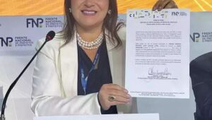 Adriane Lopes, prefeita de Campo Grande (MS), exibe documento durante evento da Frente Nacional de Prefeitas e Prefeitos (FNP), em Brasília.