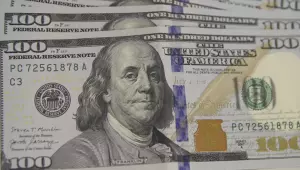 Bolsa bate recorde, e dólar cai para menor valor em mais de um ano