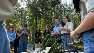Professora e pesquisador da UEMS, Adriana Luzardo mostra a essência da EcoSeed para o secretário de Ciência e Tecnologia, Ricardo Senna
