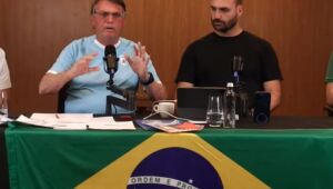 Jair Bolsonaro ao lado do filho Eduardo em live