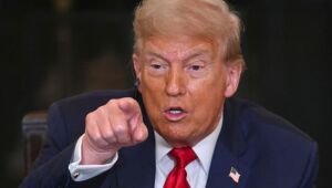Donald Trump acusa novamente a manipulação dos dados do payroll de julho e promete substituir comissária do BLS, após afirmar que os números favorecem os democratas.