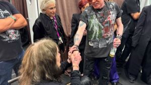 Ozzy Osbourne mostra encontro inédito com Axl Rose e bastidores do show de despedida