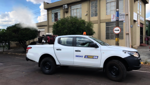 Veículo do Fumacê circula por ruas de Campo Grande com borrifação para controle do mosquito Aedes aegypti