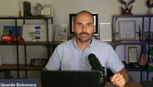 Eduardo Bolsonaro (PL-SP) fala sobre possibilidade de perder o seu mandato como deputado federal em live feita em seu canal de YouTube neste domingo, 20 de julho de 2025.