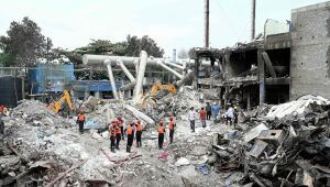 Equipes de resgate inspecionam os destroços da unidade farmacêutica destruída da Sigachi Industries, um dia após explosão. 