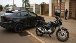 Moto bate em carro que cruzava rua