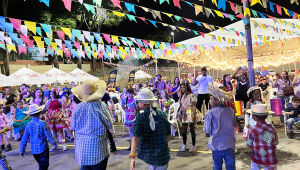 Barracas com comidas típicas, música ao vivo e quadrilha vão marcar os dois dias do Arraiá Beneficente no Norte Sul Plaza, em Campo Grande.