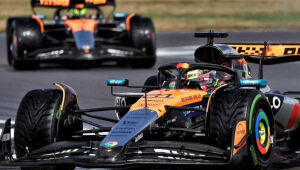 Lando Norris lidera o GP da Inglaterra com Oscar Piastri logo atrás, garantindo a dobradinha da McLaren em Silverstone.