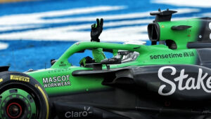 Nico Hülkenberg comemora com gesto de vitória após conquistar seu primeiro pódio na Fórmula 1, no GP da Inglaterra, em Silverstone.