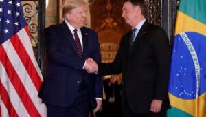 Trump e Bolsonaro em encontro nos EUA: aliança ideológica agora testada por crise comercial entre os países. 