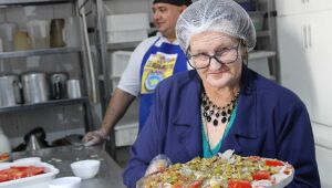 O Asilo São João Bosco, em Campo Grande (MS), promoveu na quarta-feira (10) uma festa temática para celebrar o Dia da Pizza, data que faz parte do calendário nacional. 
