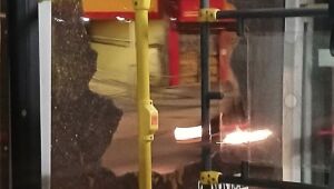 Vândalos usam pedra para quebrar janelas de ônibus. 