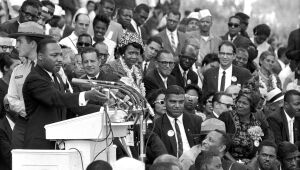 Martin Luther King Jr. fala a milhares de pessoas durante seu discurso 
