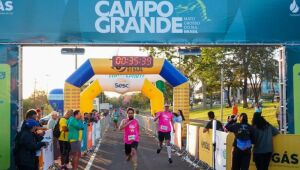 Corredores cruzam a linha de chegada na Maratona de Campo Grande, que em 2025 reunirá 4.500 participantes e distribuirá R$ 25 mil em prêmios. 