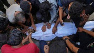 Imagem do dia 28 de junho mostra parentes velando um palestino morto por um ataque israelense contra um hospital na Faixa de Gaza. Guerra deixou mais de 55 mil mortos no território palestino desde o seu início, em outubro de 2023