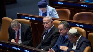 O primeiro-ministro de Israel, Binyamin Netanyahu, rodeado por ministros durante uma sessão do Knesset, o Parlamento israelense, em Jerusalém