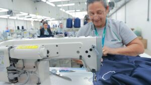 Indústria têxtil avança em MS com novas fábricas, qualificação profissional e foco na inclusão social e geração de empregos.