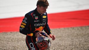 Max Verstappen teve de abandonar GP da Áustria após ter sofrido toque de Kimi Antonelli, da Mercedes. 